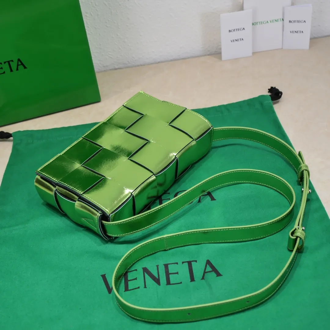 B’s new product is online!  The most popular CASSETTE square bag has new samples! If you think the original look is ordinary, then you will definitely like this one😍 The leaf-green slightly wrinkled bright metal and the often woven appearance present a classic work with a cool high-end feel. The look is already super cool when you pick it up. You must have the most special color. Size: 23x15x6. Model number; 6687